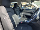 運転席からの視界は広く、運転操作もスムーズに行えます。座り心地の良いシートは、長距離ドライブでも疲れを軽減。快適な空間です。
