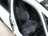 程よい硬さとホールド性が高いシートで長時間運転も快適です。