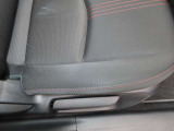 運転席シートはシートリフト機構付きで様々な体格の人に対応致します