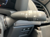 操作しやすい位置に配置されたウインカーレバー。スムーズな操作で、安全な車線変更をサポートします。直感的に操作できる設計です。