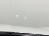 フロントガラスにヘッドアップディスプレイが表示されます。走行速度をkm/hで表示します。