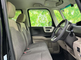 運転席周りは、シンプルで使いやすいデザイン。視界も広く、運転に集中できます。快適な運転環境を整えています。