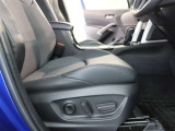 パワーシート搭載。微妙な調整が手軽にでき、ピッタリなポジションで運転することが可能です。
