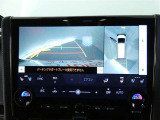 パノラミックビューモニターを装備。クルマを真上から見るように周囲を確認できます。