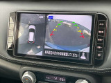 【アラウンドビューモニター】上空から見下ろしているかのような映像を映し出して周囲を確認し、スムーズな駐車をアシスト。状況に応じてルームミラーの大型モニター表示の切り替えができます音符
