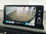 リバースギアに入れるだけで後方の表示へ切り替わります。夜間や雨の日の駐車も楽になりますよ。
