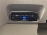 【ETC】有料道路を利用する際に料金所で停止することなく通過できる、ETC車載器(ノンストップ自動料金収受システム機器)が装備されています。セットアップを行うことで利用可能になります。