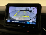 リバースギアに入れるだけで後方の表示へ切り替わります。夜間や雨の日の駐車も楽になりますよ。