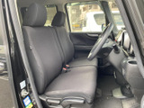 広々とした室内空間が、快適なドライブをサポート。運転席からの視界も良好で、安全運転をサポートします。ゆったりとくつろげます。