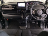 車内は光触媒抗菌消臭施工済です。スタイリッシュなデザインでスポーティなインパネ周りを演出します。グローブボックスやカップホルダーのほかにトレーなどたくさんの収納スペースが付いています。