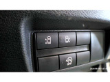 両側オートスライドドアの開閉スイッチが運転席にあるので運転席に座ったままスライドドアの開閉が可能です。荷物を持ったままドアを開けるとき人を迎えに行ったときとても便利です。