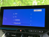 見やすい大型ディスプレイが、快適なドライブをサポート。AM/FMラジオに加え、Bluetooth接続で音楽も楽しめます。シンプル操作で、すぐに使いこなせるでしょう。