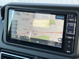 目的地設定もスムーズ。高精細な地図表示で、どこまでも快適なドライブをサポートします。ナビゲーションで新たな発見を。