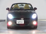 ハロゲンより明るく、より遠くまでさらなる安心感のあるLEDヘッドライトを採用。点灯忘れも防止できるオートライトコントロール機構付きです。