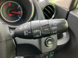 操作しやすいウインカーレバーで、安全な車線変更をサポートします。直感的な操作感で、運転に集中できます。