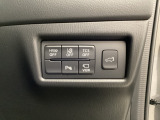 各種機能の切替スイッチは運転席パネル下に集約されています。任意で切り替え可能なため状況に合わせてお使いください。