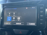 多彩なソースに対応し、快適なドライブをサポート。ラジオやBluetooth接続で、お好みの音楽を楽しめます。使いやすいインターフェースで操作も簡単です。