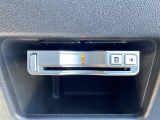 【ETC】有料道路を利用する際に料金所で停止することなく通過できる、ETC車載器(ノンストップ自動料金収受システム機器)が装備されています。セットアップを行うことで利用可能になります。