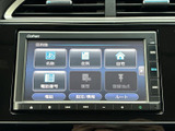 高精細な地図画面で、運転に必要な情報をしっかり確認できます。明るく見やすい表示で、安全運転をサポートします。