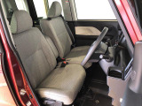 運転席の座面高さを調整できるシートリフターが付いています。フロントシートはベンチシートを採用で、座面も広く使い勝手もいいですよ♪