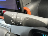 雨天時でもクリアな視界を確保。操作しやすいレバーで、運転状況に合わせて細かく調整できます。