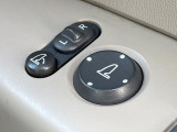 【電動格納ミラー】サイドミラーは電動格納式となっており、狭い駐車場でもキズがつくリスクを抑えられます。