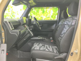 運転席からの視界は広く、運転操作もスムーズに行えます。シートの素材も肌触りが良く、快適なドライブをサポートします。