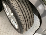 安全に走行するためには空気圧の確認をはじめ溝の深さ、ひび割れの等の点検が必要です。点検時に交換が必要と判断した場合は交換いたします。