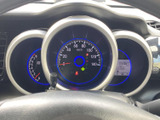 視認性の高いメーターで、運転に必要な情報を的確に把握できます。運転に集中できる、洗練されたデザインも魅力です。安全運転をサポートします。