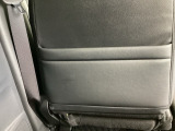 【収納】後部座席収納。散乱しがちな小物を収納するのに便利です。お子様のおもちゃやティッシュボックス、書類等様々なものの収納が可能です。