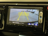 リバースギアに入れるだけで後方の表示へ切り替わります。夜間や雨の日の駐車も楽になりますよ。