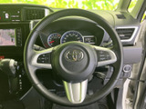 握りやすい形状で、運転操作をサポート。オーディオや通話機能の操作も可能で、運転中でも快適に操作できます。