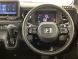 【ハンドル】運転にかかわる様々な操作を安全に行えるように視点移動が少なく操作性に配慮されたスイッチ類が凝縮されたコックピットです。