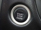 【プッシュスタート】キーが車内にあれば、エンジンの始動・停止はブレーキを踏んでスイッチを押すだけ!キーを取り出す手間を省き、ワンプッシュで操作するので簡単でスムーズ!