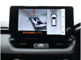 サイドクリアランスビュー表示中に、旋回時の運転操作に合わせて自動で車両を斜め後方から見たような映像を表示。