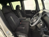 座面も厚みがあり背もたれも高く、広い足元にゆったり座れるシートです。運転席と助手席の間が空いている為、助手席側への移動がスムーズです。交通量の多い道でも助手席側から乗り降りができます。