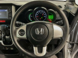 運転にかかわる様々な操作を安全に行えるように視点移動が少なく操作性に配慮されたスイッチ類が凝縮されたコクピットです。