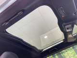 【ガラスルーフ】ガラスルーフ搭載で車内の解放感が一気にアップ!開放的なドライブをお楽しみいただけます。