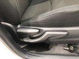 運転席シート座面は上下アジャスター付きです。お好みの位置に調整可能です。