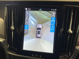 【360&deg;ビューカメラ】4台の高解像度カメラで360度の鳥瞰図を表示。隣の車や壁、死角にある障害物などを画面で確認できるため、狭いスペースでの駐車・出入りも安心です。