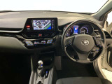 運転席周りのレイアウトをご覧ください。ナビゲーションが綺麗に装着されすっきり収まってますね!