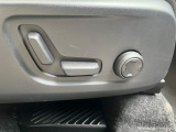 【メモリー機能付きパワーシート】ドライバーごとに設定したシート位置を記憶して、ボタン一つで切り替えできる便利な機能!運転する方が複数名いらっしゃるご家庭におすすめです。
