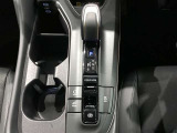 格納式のドリンクホルダー付きです。ドリンクホルダーとしてはもちろん、スマホや長財布を収納することだってできますよ。