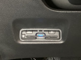 ハンドルの左下にETCがついています。高速道路の料金所の通過も楽々です。 カードの取り出しもしやすい場所についています。