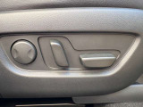 運転席は10Wayの電動シートになっています。ドライバーの体格に合わせたドライビングポジションを設定出来ます。また、2人分のポジションをメモリー出来るのでいつでも自分のポジションに戻せます♪