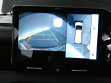 【全周囲モニター】車を上空から見下ろしたような映像をカーナビ画面に映し出し、車庫入れや縦列駐車をサポートしてくれます。