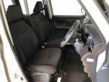 運転席の座面高さを調整できるシートリフターが付いています。