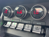 【左右独立型フルオートエアコン】運転席と助手席でそれぞれお好みの温度に設定可能。同乗者にも配慮した、快適な空調をお届け致します。