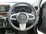 ステアリングから手を離さず、運転に集中したままオーディオ等の操作ができます。