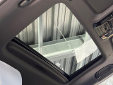 【サンルーフ】開放感たっぷりの希少装備、サンルーフが装着されています!車内に明かりを取り入れたり景色を楽しむ以外にも、車内の空気も簡単に換気できて快適です!